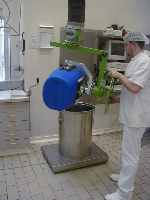 Vacuum manipulators in chemical and pharmaceutical industry